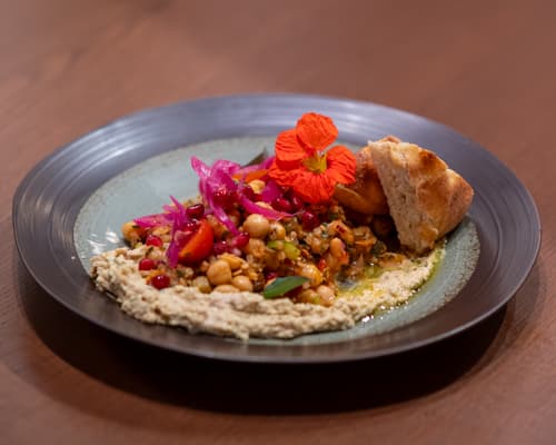 Hummus og kirkertsalat
